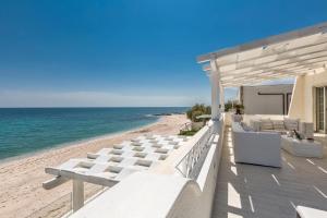 - une vue sur la plage depuis le balcon d'une maison de plage dans l'établissement L'Attico di Alessia by BarbarHouse, à Maruggio