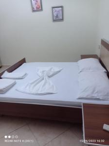 Letto o letti in una camera di Guesthouse Fatos Biti