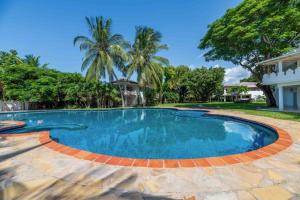 una gran piscina en medio de un patio en DIAMOND HAVEN in MALINDI, en Malindi