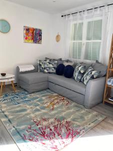 een woonkamer met een bank en een tapijt bij The Blue Beach Apartment in Sa Ràpita