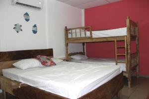 1 Schlafzimmer mit 2 Etagenbetten in einem Zimmer in der Unterkunft Kali Hostal in La Libertad