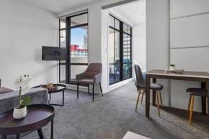 Μια τηλεόραση ή/και κέντρο ψυχαγωγίας στο Gorgeous Cityscape Apartment in Auckland's CBD