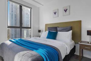 1 dormitorio con cama grande y ventana grande en Gorgeous Cityscape Apartment in Auckland's CBD, en Auckland