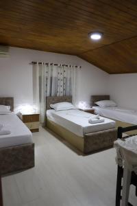 Ένα ή περισσότερα κρεβάτια σε δωμάτιο στο Guest House Bumbli +19 φωτογραφίες