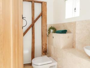 une salle de bains avec toilettes et lavabo dans l'établissement Oast Cottage, à Maidstone 60 autres photos