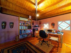 The library in the holiday home