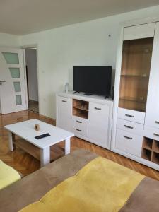 a living room with a tv and a table at Apartment Novi Central in Španjola