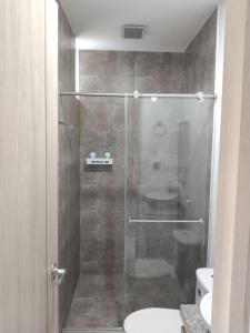y baño con ducha, aseo y lavamanos. en Apartamento 302 Yopal, en Yopal
