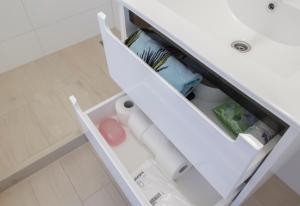 otwarta szuflada w białej szafce łazienkowej w obiekcie Apartament Plaża Zachodnia - 400 m do morza w Kołobrzegu