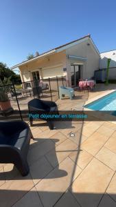 a patio with a pool and a house at Maison de vacances in Coufouleux