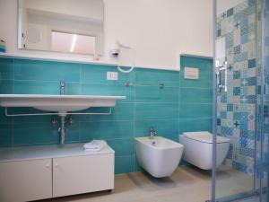 ein Bad mit einem Waschbecken und einem WC in der Unterkunft B&B Civico 66 in Diamante