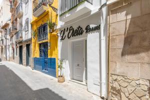 una calle con una tienda al lado de un edificio en Ereta Rooms Habitaciones baño privado, en Alicante