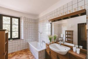 een badkamer met een bad en een wastafel bij Podere Lupinati in Panzano