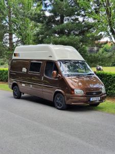 都柏林的住宿－RETRO CAMPER HIRE LTD Campervan Hire Company "Travel Throughout Ireland "，停在路边的棕色货车