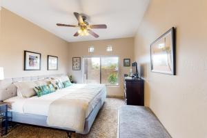 une chambre avec un lit et un ventilateur de plafond dans l'établissement Vistoso Resort Casita #105, à Oro Valley 15 autres photos