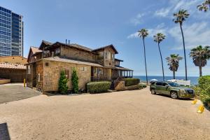 Ocean-View La Jolla Condo Rental with Covered Patio! في سان دييغو: منزل قديم مع سيارة متوقفة أمامه