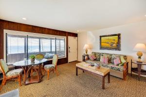 ein Wohnzimmer mit einem Sofa und einem Tisch in der Unterkunft Ocean-View La Jolla Condo Rental with Covered Patio! in San Diego