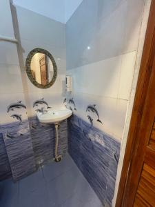 een badkamer met een wastafel en een spiegel bij Govind Atithi Grah in Ayodhya