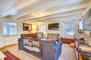 Fotografie z fotogalerie ubytování Crestline Vacation Rental, Close to Hiking Trails! v destinaci Crestline