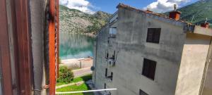 una vista de un cuerpo de agua desde un edificio en Laki, en Risan