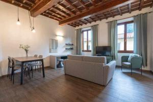 Svetainės erdvė apgyvendinimo įstaigoje Elegant Green Apartment In San Gallo Firenze