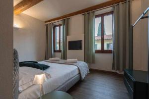 A bed or beds in a room at Elegant Green Apartment In San Gallo Firenze
