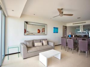 sala de estar con sofá y mesa en Ocean view 3 bedroom condo! Infinity pool, en Cancún
