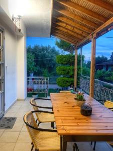 Une table et des chaises en bois sont disponibles sur la terrasse. dans l'établissement Diamond's House, à Kallithéa Halkidikis