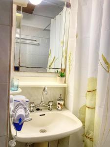 uma casa de banho com um lavatório e um espelho em Diamond's House em Kallithea Halkidikis