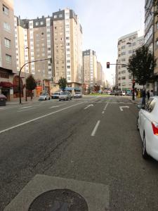 una calle urbana vacía con coches y edificios en La Ruta de las luces de Vigo, en Vigo