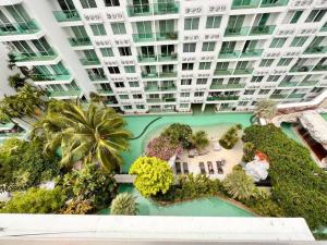 Swimmingpoolen hos eller tæt på CORNER 1 Bedroom Condo in Amazon Residence