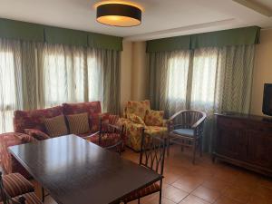 - un salon avec une table et des chaises dans l'établissement Apartamentos turísticos el gamo, à Tragacete