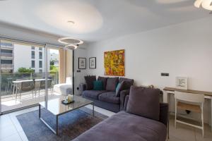 Posedenie v ubytovaní 2 pièces avec clim, terrasse, piscine, 100m plage