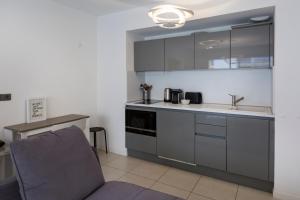 Kuchyňa alebo kuchynka v ubytovaní 2 pièces avec clim, terrasse, piscine, 100m plage