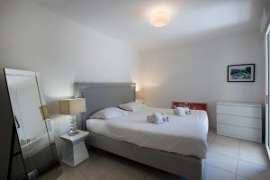 Posteľ alebo postele v izbe v ubytovaní 2 pièces avec clim, terrasse, piscine, 100m plage