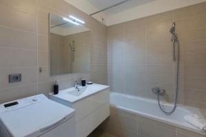 Kúpeľňa v ubytovaní 2 pièces avec clim, terrasse, piscine, 100m plage