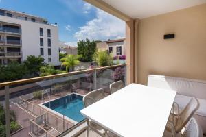 Bazén v ubytovaní 2 pièces avec clim, terrasse, piscine, 100m plage alebo v jeho blízkosti