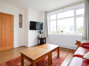 バッドにあるNumber 37のソファとテーブルと窓のあるリビングルーム