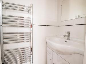 バッドにあるNumber 37の洗面台と鏡のある白いバスルーム +34枚の写真