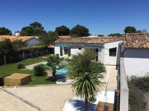 an aerial view of a house with a swimming pool at Très belle villa, 4 chambres, piscine et jacuzzi in Rivedoux-Plage