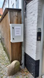 einem Kasten an der Seite eines Gebäudes in der Unterkunft Flensburg Zentrum 10 HH DGR in Flensburg