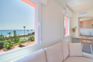ein Wohnzimmer mit einem Sofa und einem großen Fenster in der Unterkunft Sea Suite in Marbella