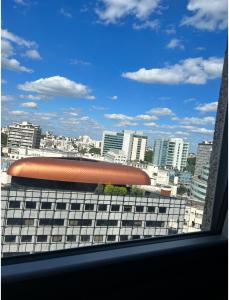 z widokiem na panoramę miasta z budynkiem w obiekcie Grand appartement proche métro quartier la defense w mieście Courbevoie