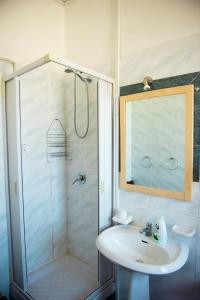uma casa de banho com um lavatório e um chuveiro em Villa Conca Marco em Vanze