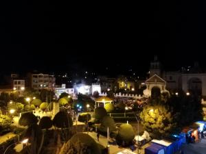 科帕卡巴納的住宿－H.Espejo，夜晚带灯光的城市景观