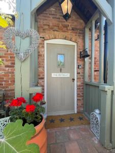 uma casa com um sinal de coração na porta da frente em The Retreat em Doncaster