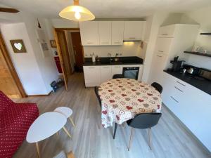 Kuchyňa alebo kuchynka v ubytovaní Appartement paisible à Châtel avec Multi Pass dès 3€/jour, proche centre et jardin d'enfants - FR-1-693-12