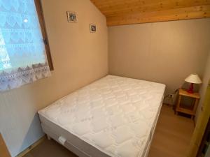 mała sypialnia z łóżkiem i oknem w obiekcie Appartement cosy proche centre et pistes, balcon, parking - FR-1-693-43 w mieście Châtel
