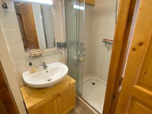 Kúpeľňa v ubytovaní Appartement paisible à Châtel avec Multi Pass dès 3€/jour, proche centre et jardin d'enfants - FR-1-693-12