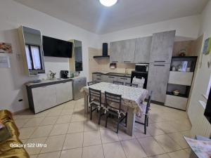 een keuken met een tafel en stoelen bij Casa vacanze da Nonna Rosa in Ortona